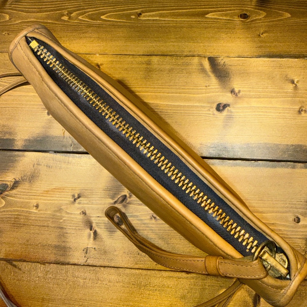 Vintage 1970s Coach #9455 British Tan Zippered Clutch Crossbody Basic Bag - Picture 6 of 11